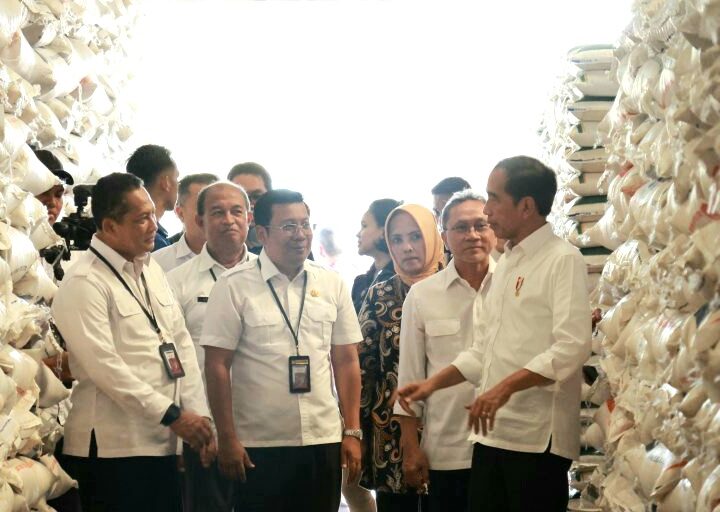 Presiden Jokowi Bagikan Beras Bantuan Pangan Di Karawang