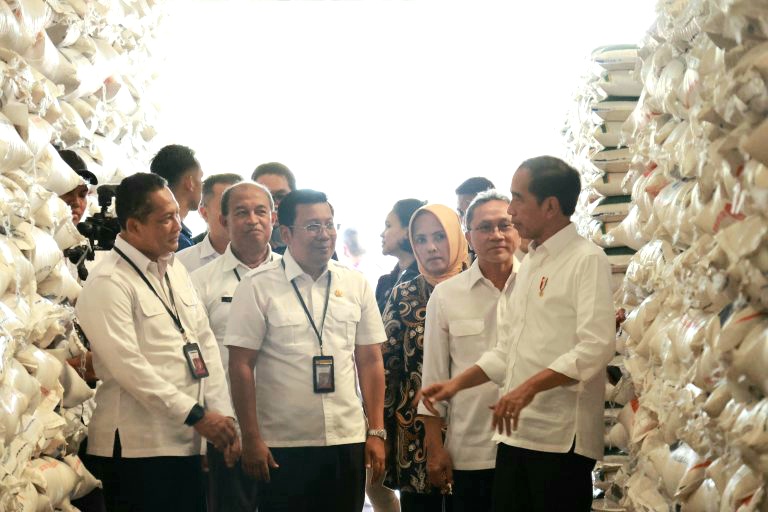 Presiden Jokowi Bagikan Beras Bantuan Pangan Di Karawang