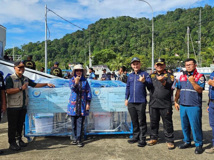 KKP Salurkan Alat Pembersih Air Untuk Korban Bencana Sumatra