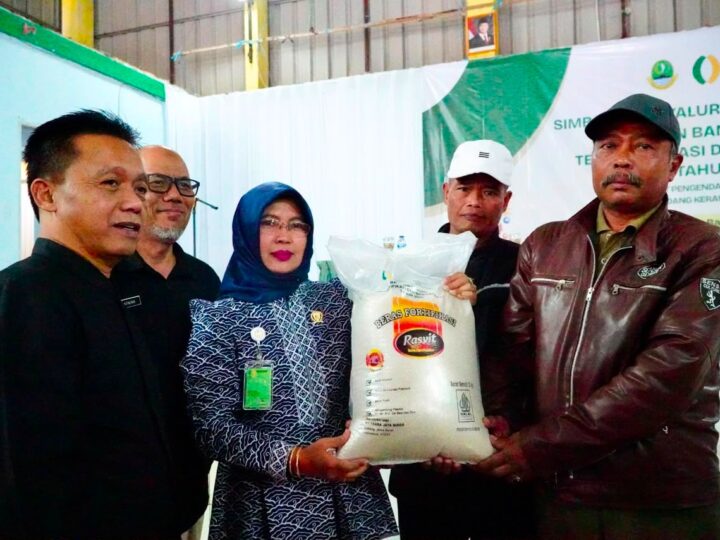 Bapanas Bagikan Beras Fortifikasi Untuk 960 Keluarga Di Kab. Bandung
