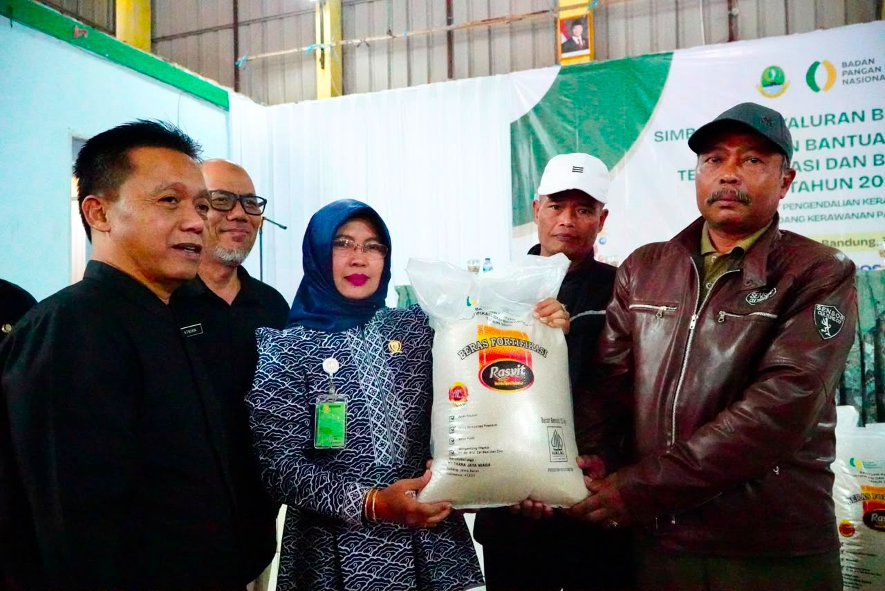 Bapanas Bagikan Beras Fortifikasi Untuk 960 Keluarga Di Kab. Bandung